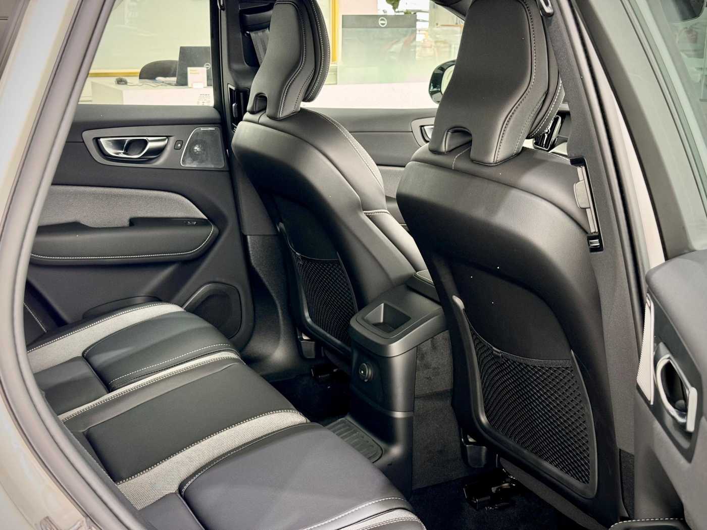 Volvo  XC60 Ultra, T8 AWD Plug-in hybrid, Electric/Petrol, Dark