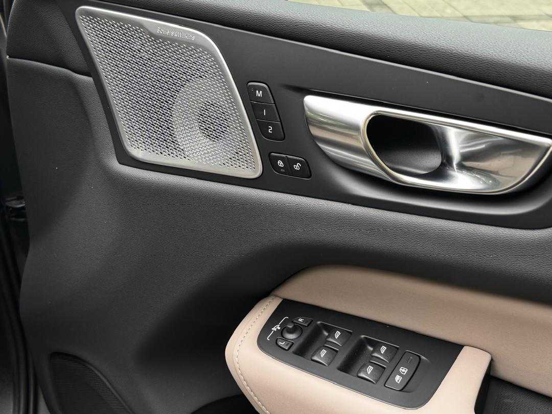 Volvo  XC60 Ultra, T8 AWD Plug-in hybrid, Electric/Petrol, Dark