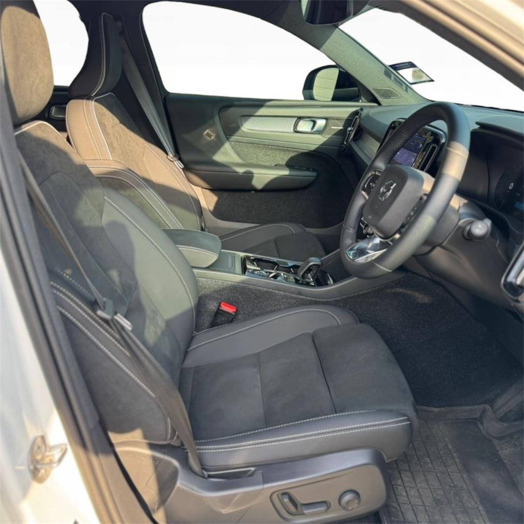 Volvo  XC40 Plus, B5 AWD Mild hybrid, Petrol, Dark