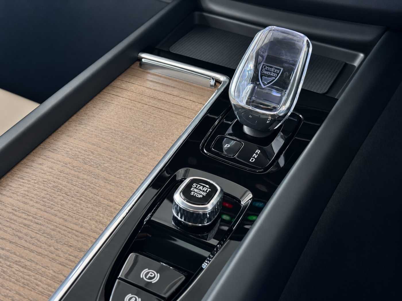Volvo XC60 Ultra, T8 AWD Plug-in hybrid, Electric/Petrol, Dark